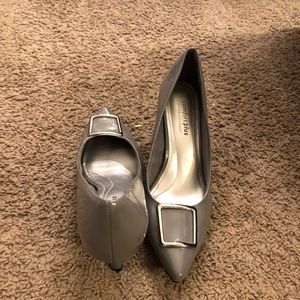 Gray pumps